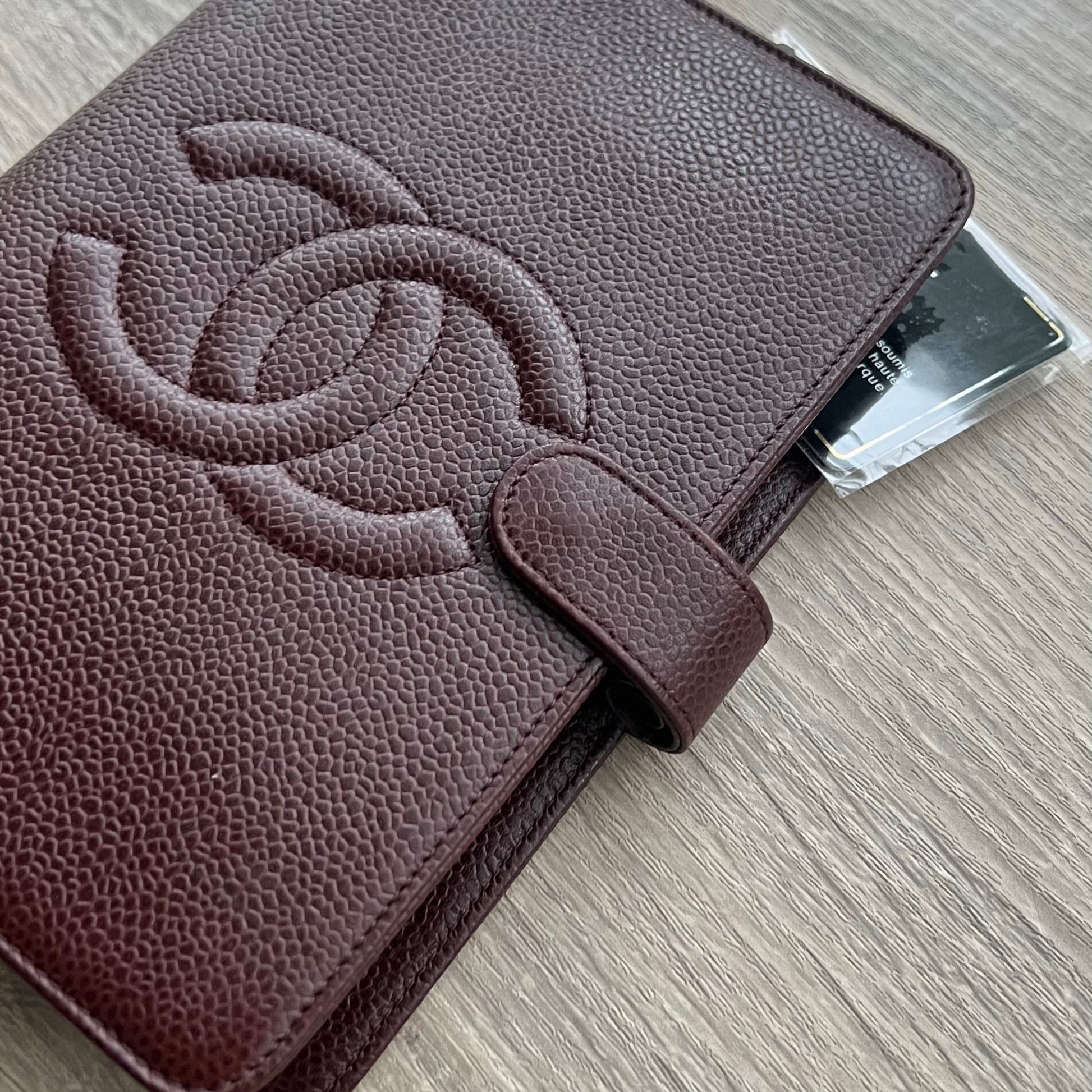 Chanel Timeless CC Black MM Agenda Cover Planner Notebook Cover - Pre-owned
Dimensions: 5" x 7.25" (MM A6 Size)
Brand: Chanel
Color: Black
Material: Caviar Leather