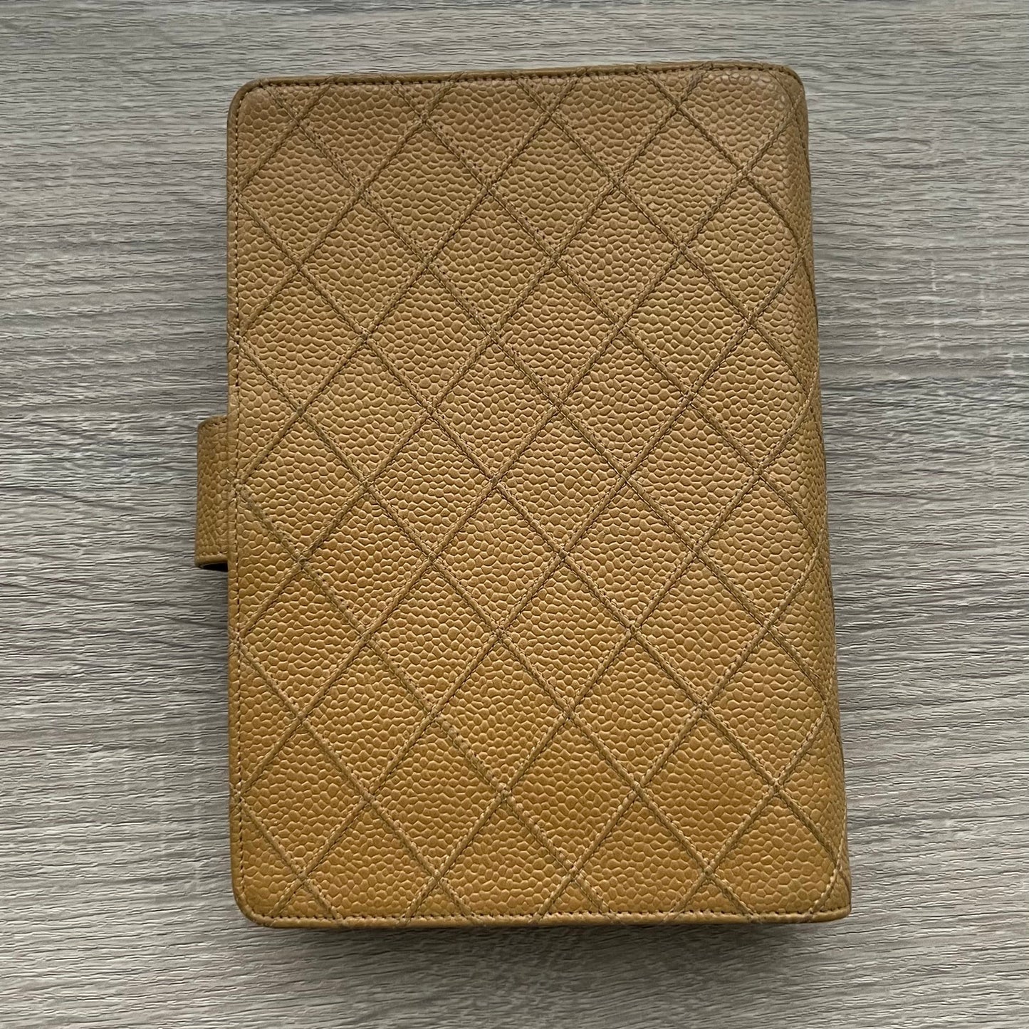 Chanel Matrasse Quilted Burgundy MM Agenda Planner Notebook Cover - Pre-owned
Dimensions: 19cm x 12.5cm (MM A6 Size)
Brand: Chanel
Color: Burgundy
Material: Caviar Leather
Comes with chanel box
authenticity sticker is intact