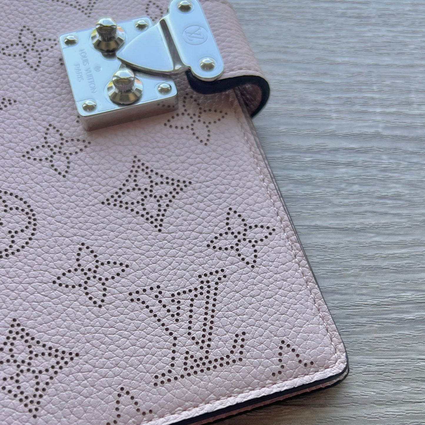 LV Paul Mahina 手帳カバー