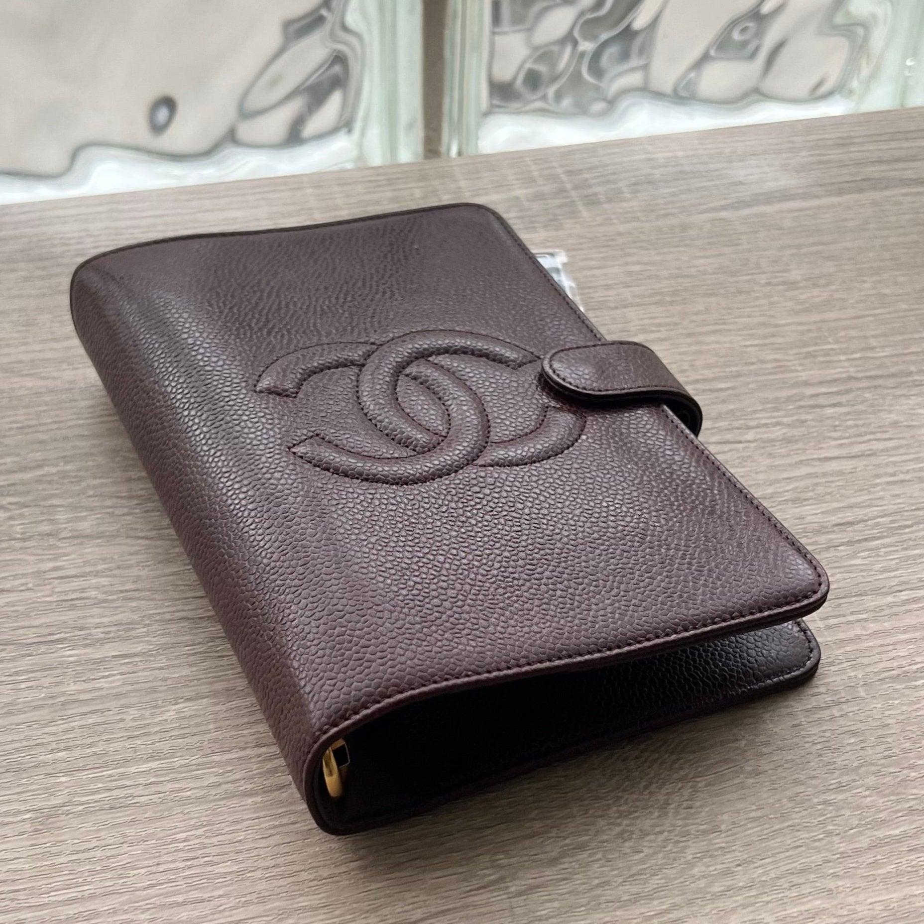 Chanel Timeless CC Black MM Agenda Cover Planner Notebook Cover - Pre-owned
Dimensions: 5" x 7.25" (MM A6 Size)
Brand: Chanel
Color: Black
Material: Caviar Leather