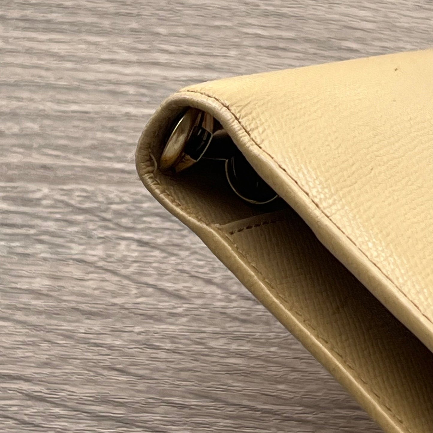 Chanel Classic Gold Medal Beige PM Agenda Cover Planner Notebook Cover - Pre-owned
Dimensions: 19cm x 12.5cm / 5" x 7.25" (MM A6 Size)
Brand: Chanel
Color: Beige
Material: Cow Leather
Gold hardware, beige color fabric interior
Classic Chanel smooth exterior
Gold logo medal clasp detail
Six-ring binder
For inquiries, please contact us through email or Instagram DM.
Paper inserts are not included with the agenda and are for display only.
This product is a used item. Item will