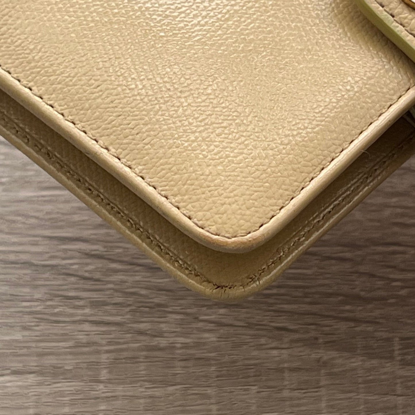 Chanel Classic Gold Medal Beige PM Agenda Cover Planner Notebook Cover - Pre-owned
Dimensions: 19cm x 12.5cm / 5" x 7.25" (MM A6 Size)
Brand: Chanel
Color: Beige
Material: Cow Leather
Gold hardware, beige color fabric interior
Classic Chanel smooth exterior
Gold logo medal clasp detail
Six-ring binder
For inquiries, please contact us through email or Instagram DM.
Paper inserts are not included with the agenda and are for display only.
This product is a used item. Item will