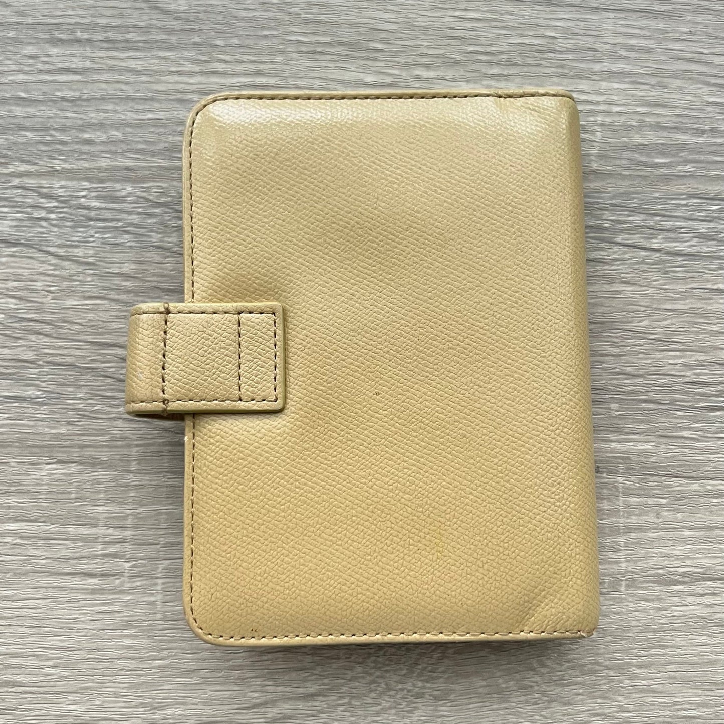 Chanel Classic Gold Medal Beige PM Agenda Cover Planner Notebook Cover - Pre-owned
Dimensions: 19cm x 12.5cm / 5" x 7.25" (MM A6 Size)
Brand: Chanel
Color: Beige
Material: Cow Leather
Gold hardware, beige color fabric interior
Classic Chanel smooth exterior
Gold logo medal clasp detail
Six-ring binder
For inquiries, please contact us through email or Instagram DM.
Paper inserts are not included with the agenda and are for display only.
This product is a used item. Item will