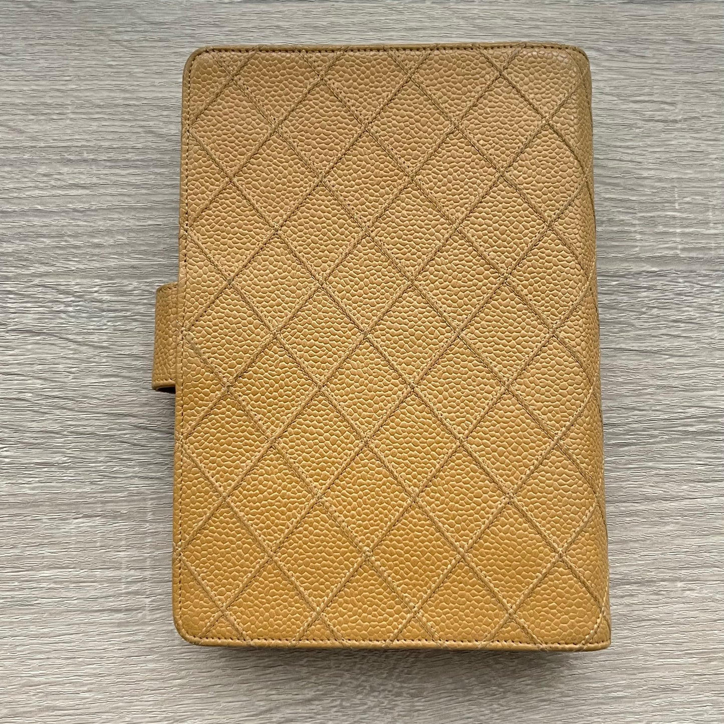 Chanel Matrasse Quilted Burgundy MM Agenda Planner Notebook Cover - Pre-owned
Dimensions: 19cm x 12.5cm (MM A6 Size)
Brand: Chanel
Color: Burgundy
Material: Caviar Leather
Comes with chanel box
authenticity sticker is intact