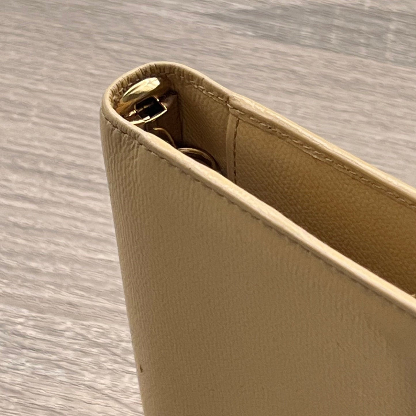 Chanel Classic Gold Medal Beige PM Agenda Cover Planner Notebook Cover - Pre-owned
Dimensions: 19cm x 12.5cm / 5" x 7.25" (MM A6 Size)
Brand: Chanel
Color: Beige
Material: Cow Leather
Gold hardware, beige color fabric interior
Classic Chanel smooth exterior
Gold logo medal clasp detail
Six-ring binder
For inquiries, please contact us through email or Instagram DM.
Paper inserts are not included with the agenda and are for display only.
This product is a used item. Item will