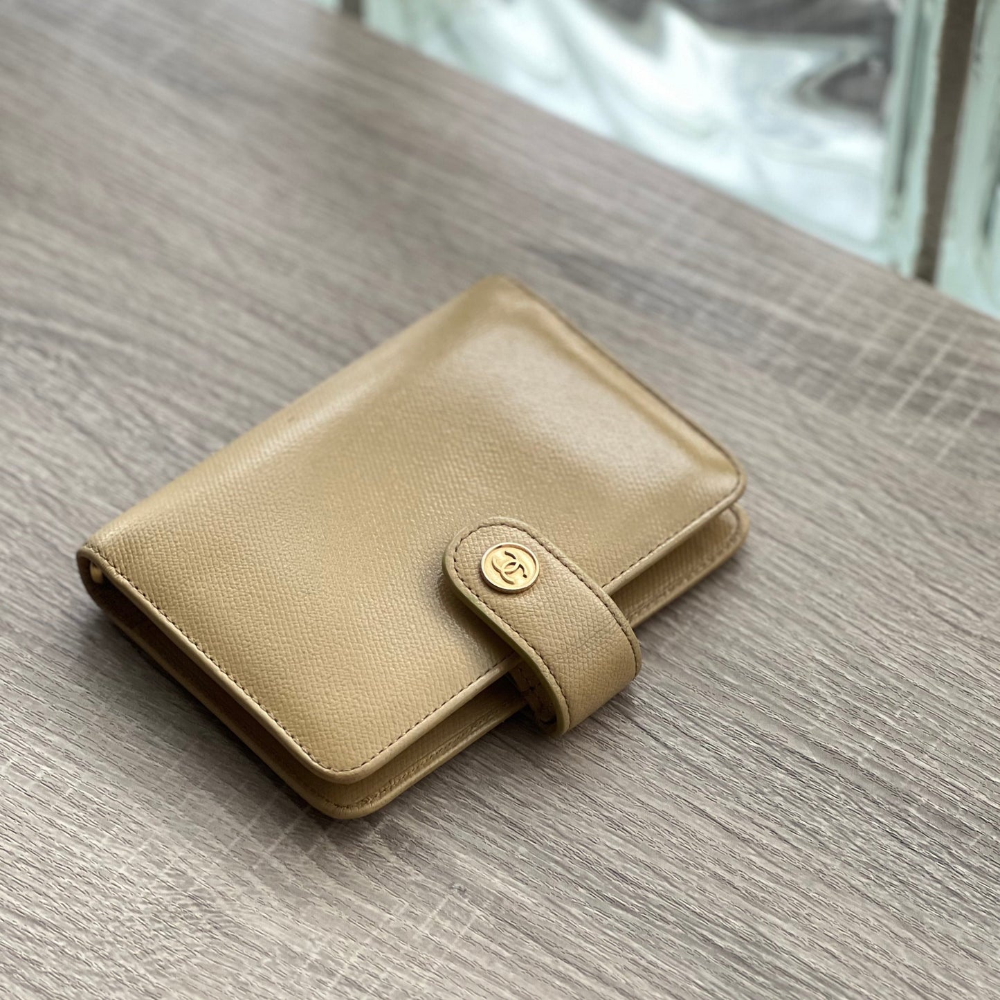 Chanel Classic Gold Medal Beige PM Agenda Cover Planner Notebook Cover - Pre-owned
Dimensions: 19cm x 12.5cm / 5" x 7.25" (MM A6 Size)
Brand: Chanel
Color: Beige
Material: Cow Leather
Gold hardware, beige color fabric interior
Classic Chanel smooth exterior
Gold logo medal clasp detail
Six-ring binder
For inquiries, please contact us through email or Instagram DM.
Paper inserts are not included with the agenda and are for display only.
This product is a used item. Item will