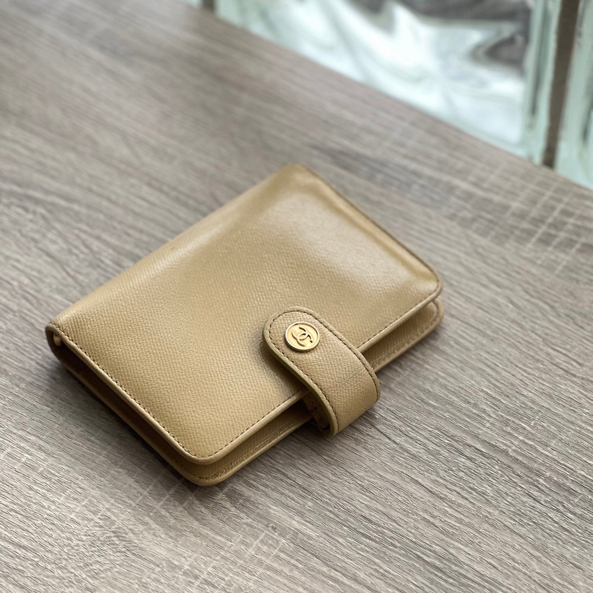 Chanel Classic Gold Medal Beige PM Agenda Cover Planner Notebook Cover - Pre-owned
Dimensions: 19cm x 12.5cm / 5" x 7.25" (MM A6 Size)
Brand: Chanel
Color: Beige
Material: Cow Leather
Gold hardware, beige color fabric interior
Classic Chanel smooth exterior
Gold logo medal clasp detail
Six-ring binder
For inquiries, please contact us through email or Instagram DM.
Paper inserts are not included with the agenda and are for display only.
This product is a used item. Item will