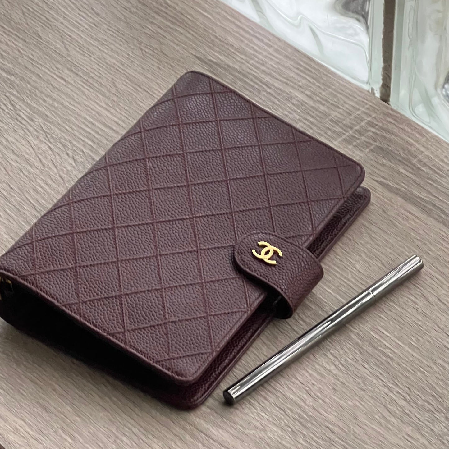 Chanel Matrasse Quilted Burgundy MM Agenda Planner Notebook Cover - Pre-owned
Dimensions: 19cm x 12.5cm (MM A6 Size)
Brand: Chanel
Color: Burgundy
Material: Caviar Leather
Comes with chanel box
authenticity sticker is intact