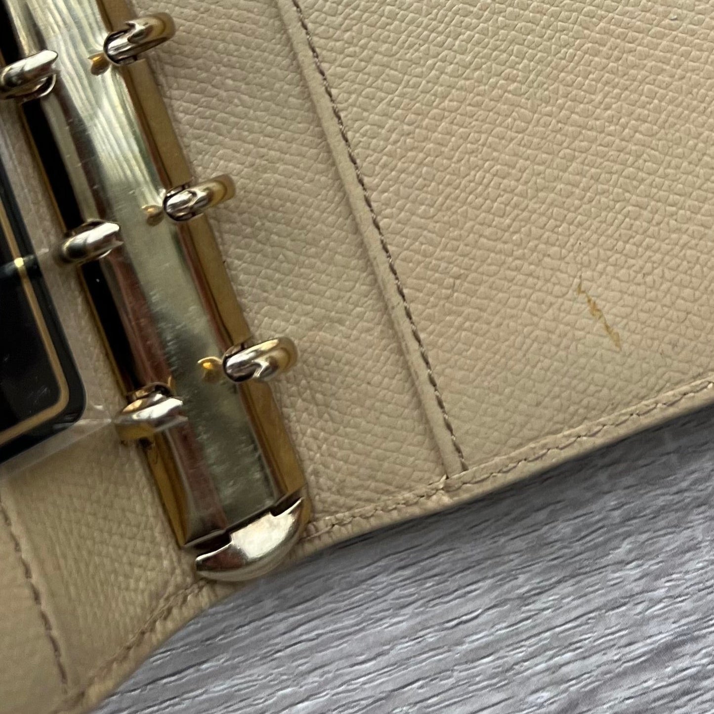 Chanel Classic Gold Medal Beige PM Agenda Cover Planner Notebook Cover - Pre-owned
Dimensions: 19cm x 12.5cm / 5" x 7.25" (MM A6 Size)
Brand: Chanel
Color: Beige
Material: Cow Leather
Gold hardware, beige color fabric interior
Classic Chanel smooth exterior
Gold logo medal clasp detail
Six-ring binder
For inquiries, please contact us through email or Instagram DM.
Paper inserts are not included with the agenda and are for display only.
This product is a used item. Item will