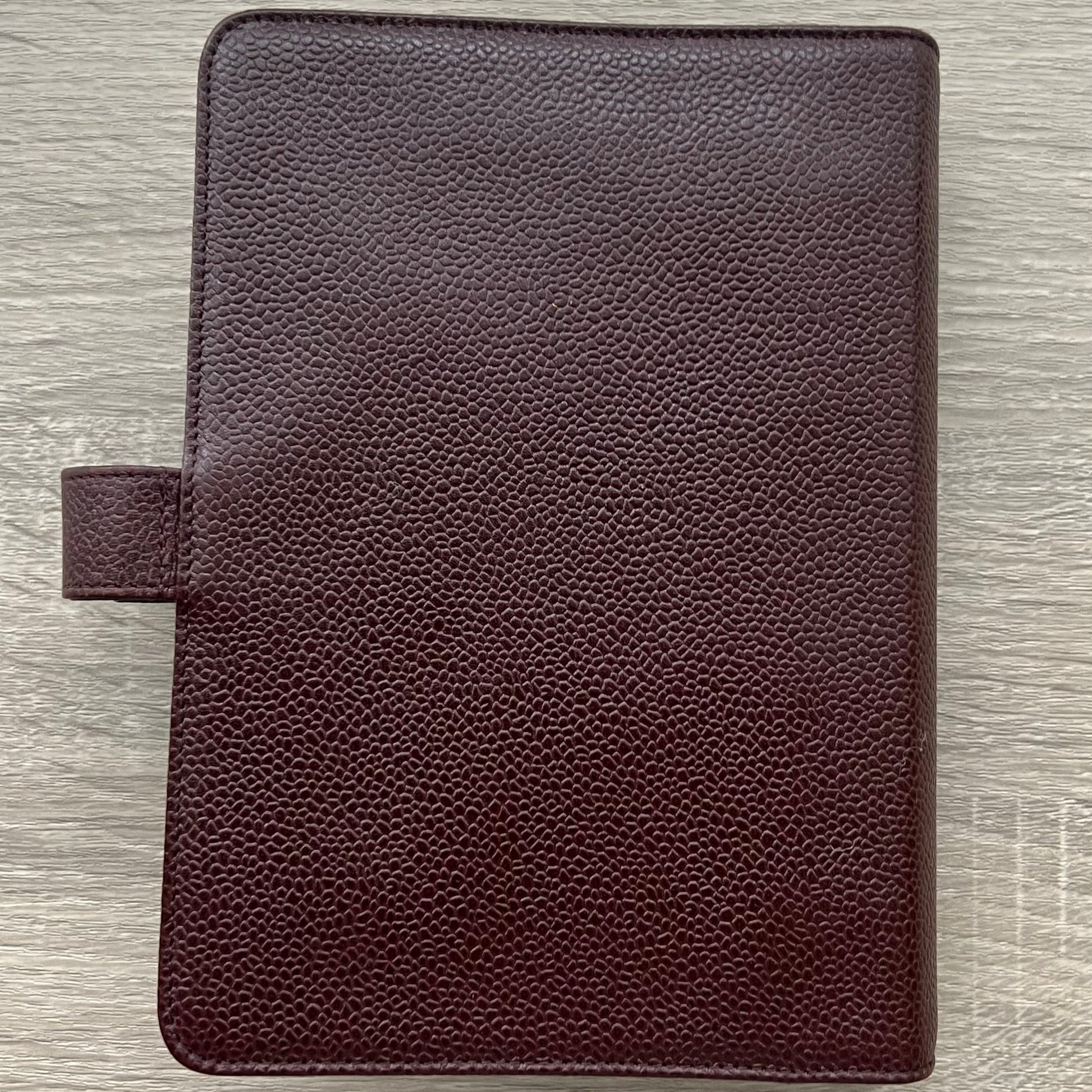 Chanel Timeless CC Black MM Agenda Cover Planner Notebook Cover - Pre-owned
Dimensions: 5" x 7.25" (MM A6 Size)
Brand: Chanel
Color: Black
Material: Caviar Leather