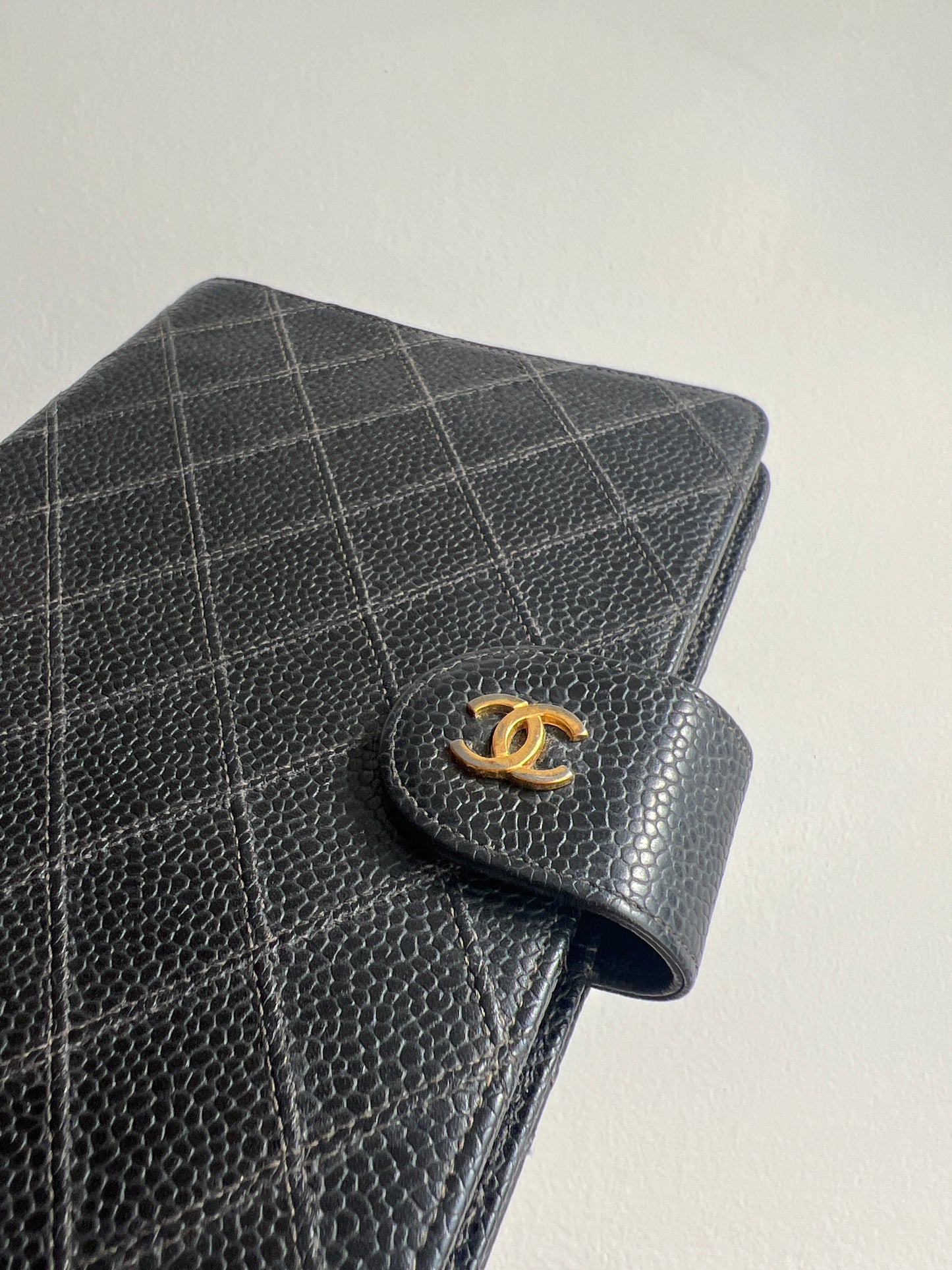 Chanel Matrasse Quilted 黒色 MM 手帳カバー
