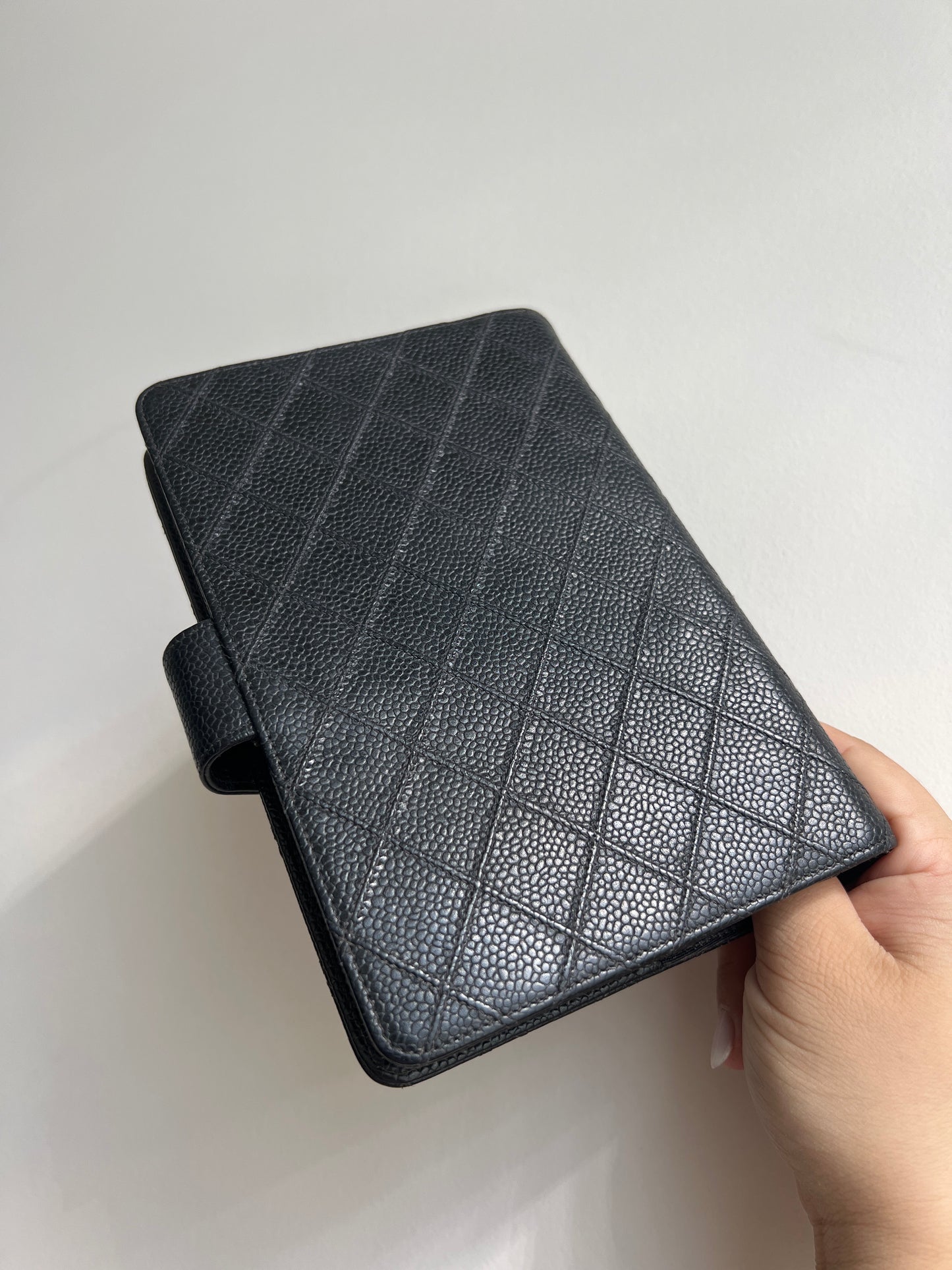 Chanel Matrasse Quilted 黒色 MM 手帳カバー