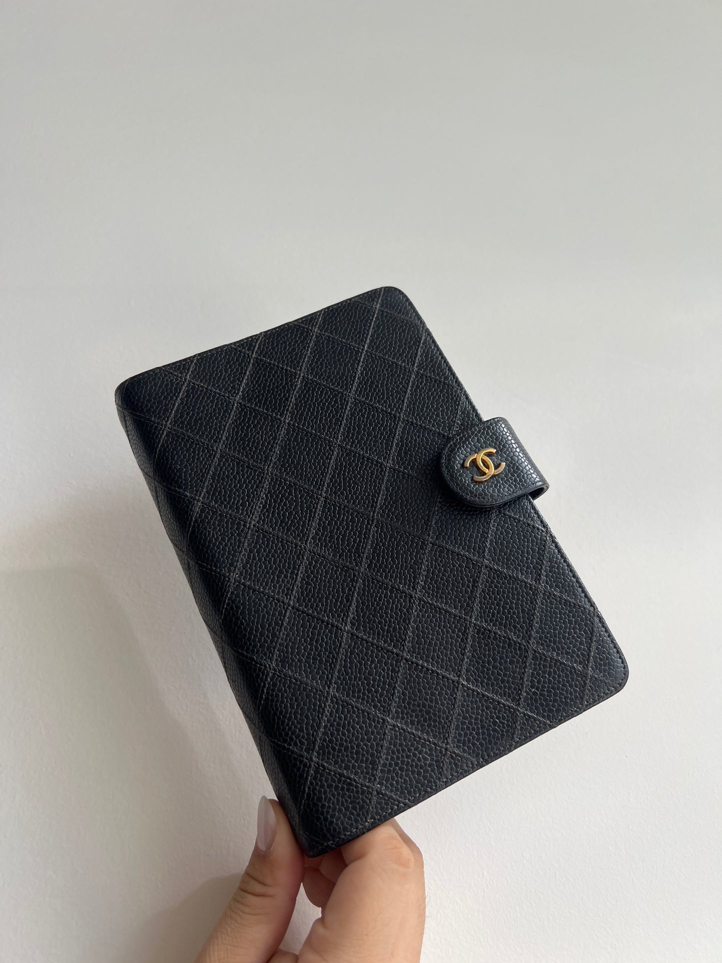 Chanel Matrasse Quilted 黒色 MM 手帳カバー