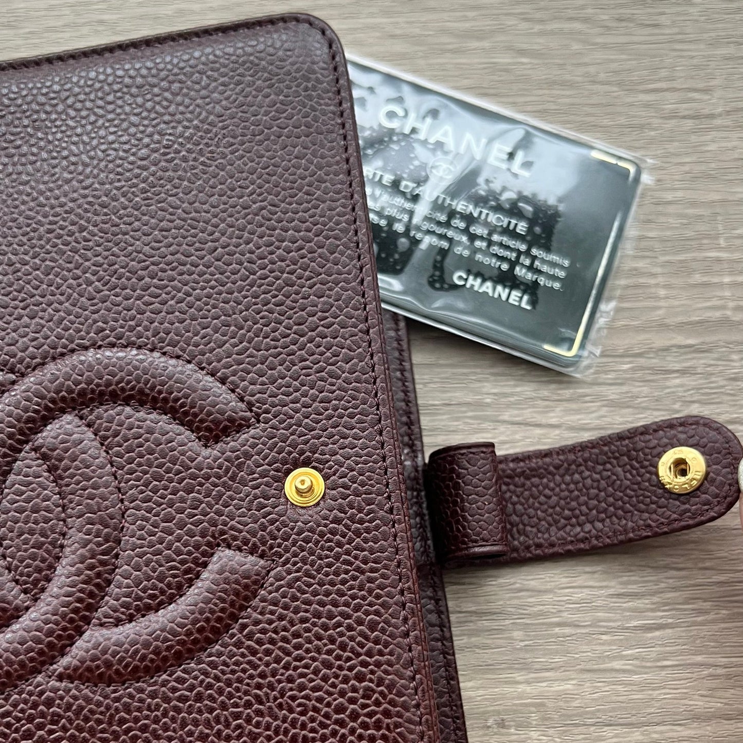 Chanel Timeless CC Black MM Agenda Cover Planner Notebook Cover - Pre-owned
Dimensions: 5" x 7.25" (MM A6 Size)
Brand: Chanel
Color: Black
Material: Caviar Leather