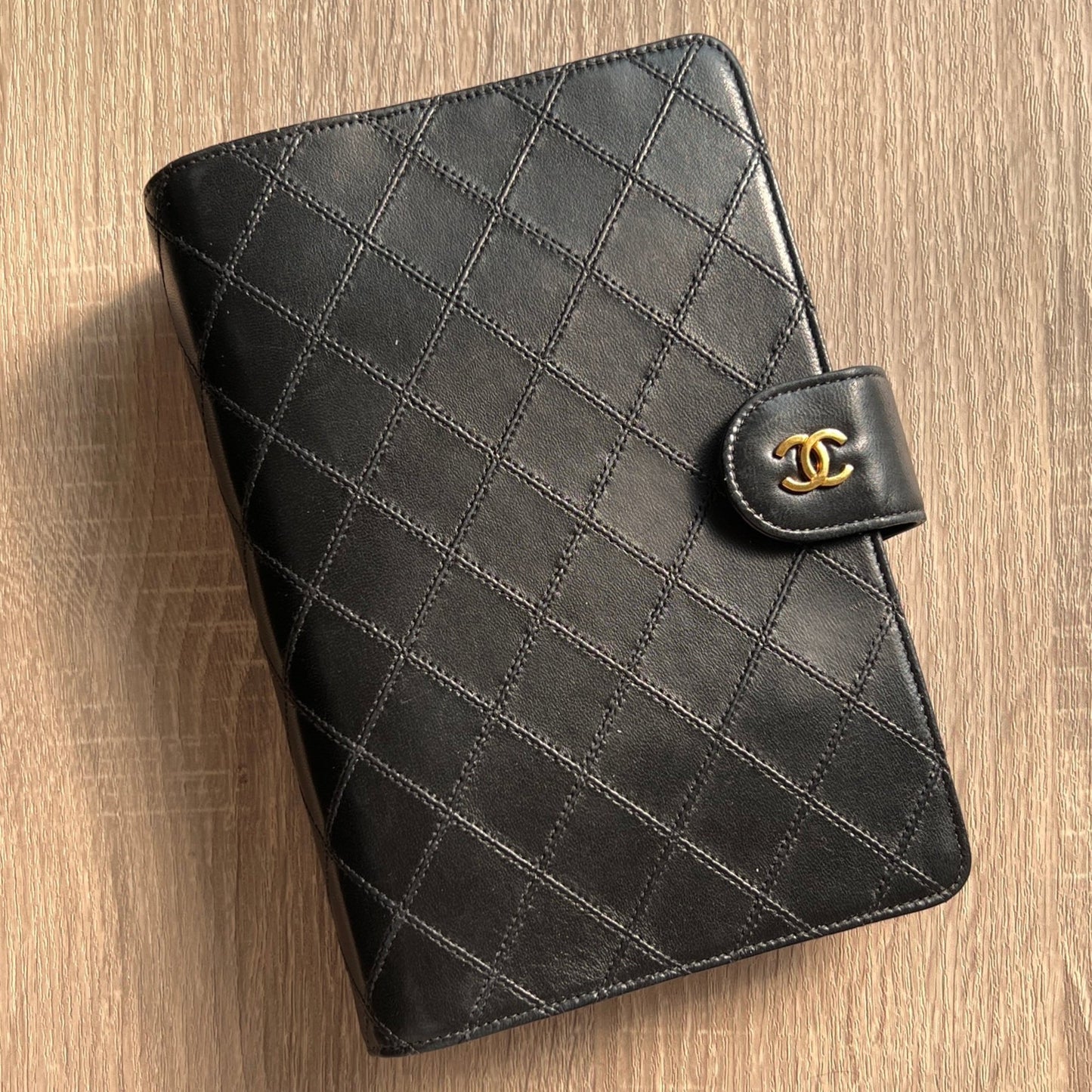 Chanel Matrasse Quilted 黒色 MM  手帳カバー