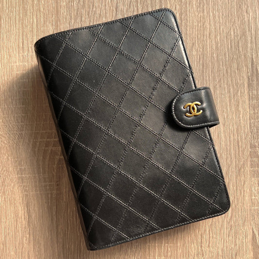 Chanel Matrasse Quilted 黒色 MM  手帳カバー