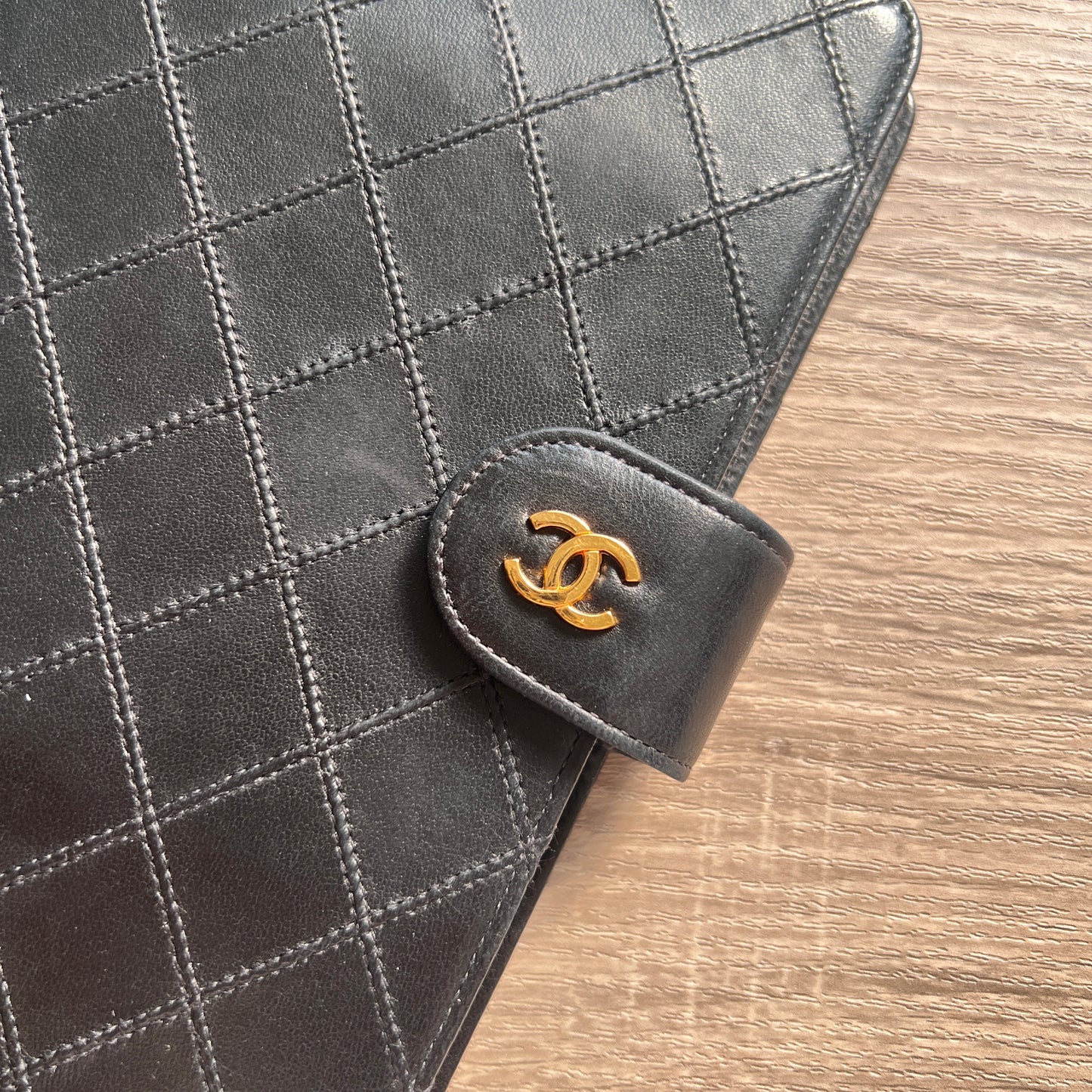 Chanel Matrasse Quilted 黒色 MM  手帳カバー