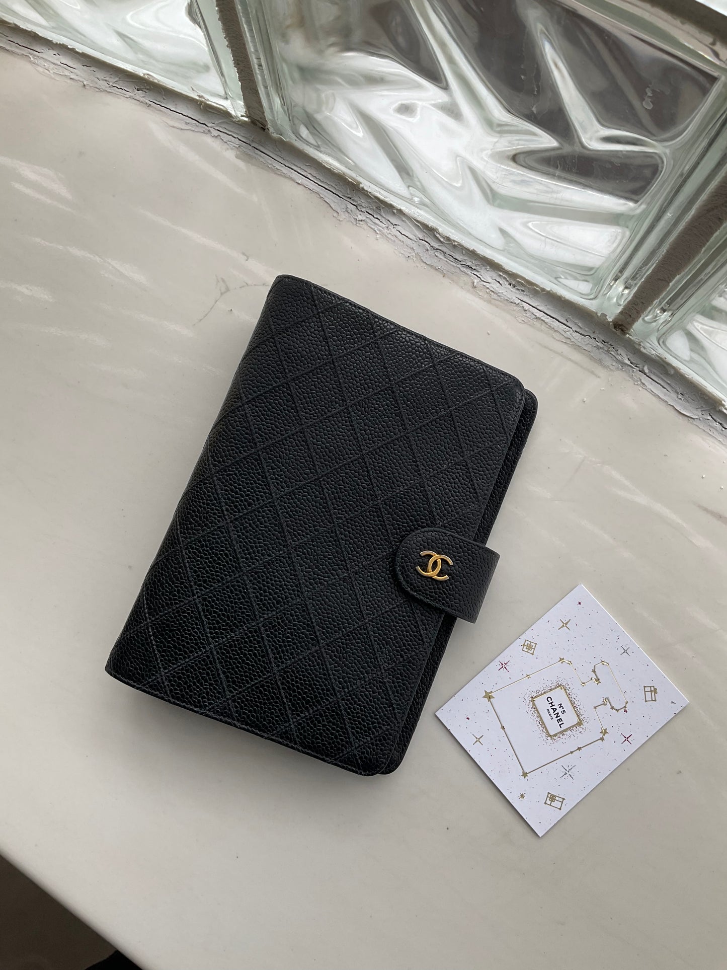 Chanel Matrasse Quilted 黒色 MM 手帳カバー