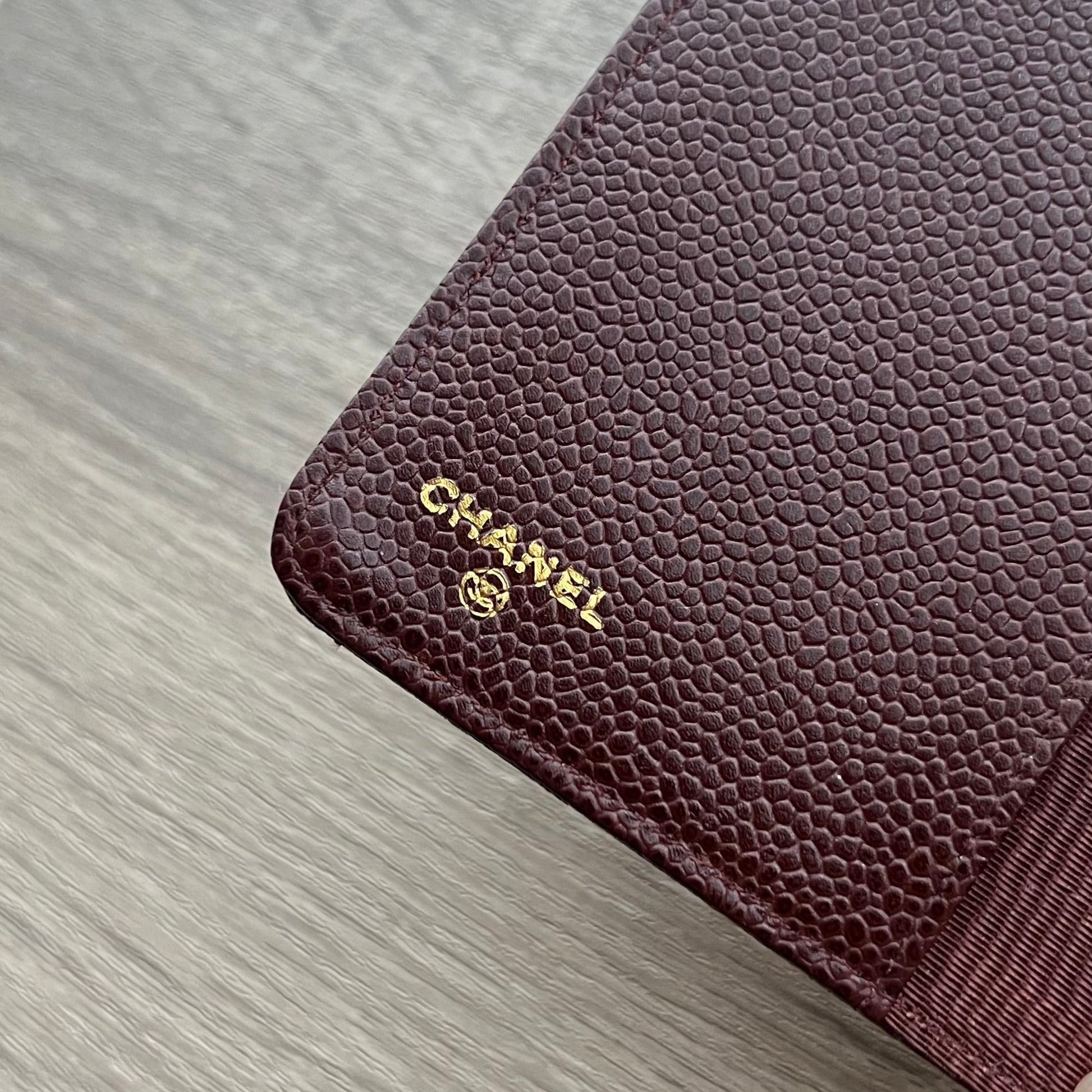 Chanel Matrasse Quilted Burgundy MM Agenda Planner Notebook Cover - Pre-owned

Dimensions: 19cm x 12.5cm&nbsp;(MM A6 Size)

Brand:&nbsp;Chanel

Color:&nbsp;Burgundy&nbsp;

Material: Caviar Leather



Comes with chanel box&nbsp;
authenticity sticker is intact