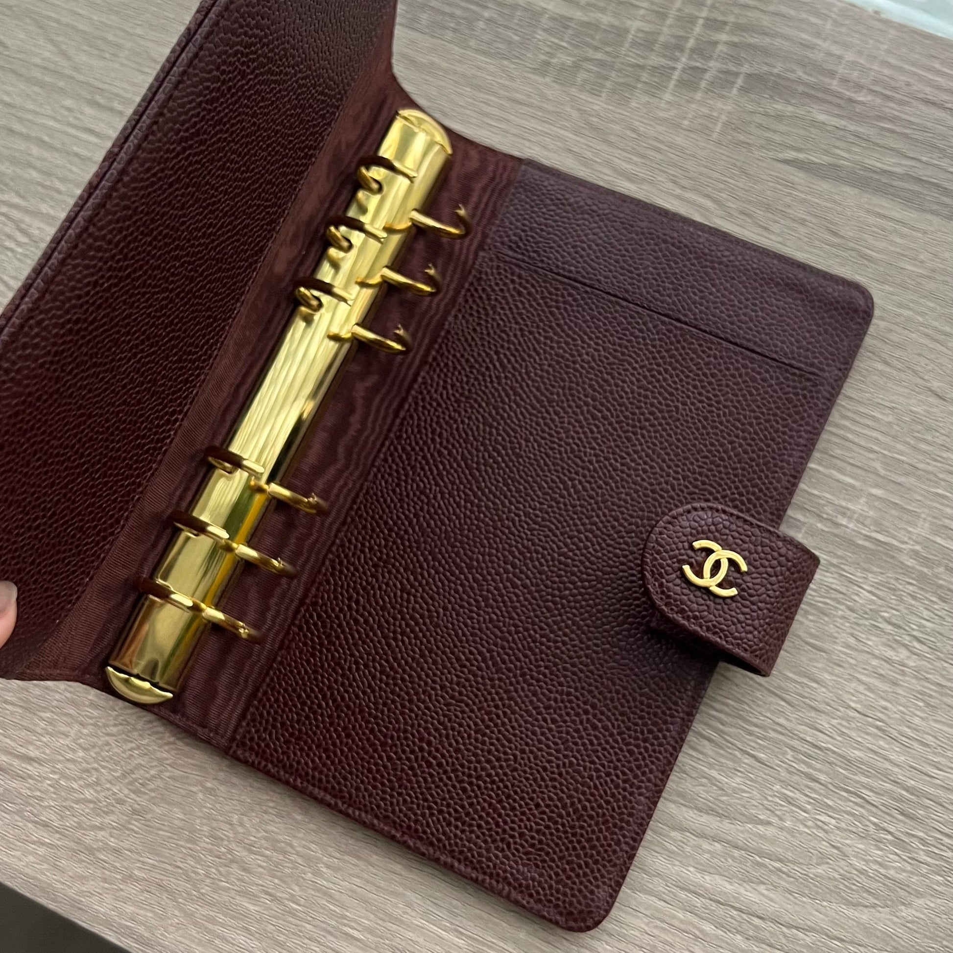 Chanel Matrasse Quilted Burgundy MM Agenda Planner Notebook Cover - Pre-owned

Dimensions: 19cm x 12.5cm&nbsp;(MM A6 Size)

Brand:&nbsp;Chanel

Color:&nbsp;Burgundy&nbsp;

Material: Caviar Leather



Comes with chanel box&nbsp;
authenticity sticker is intact