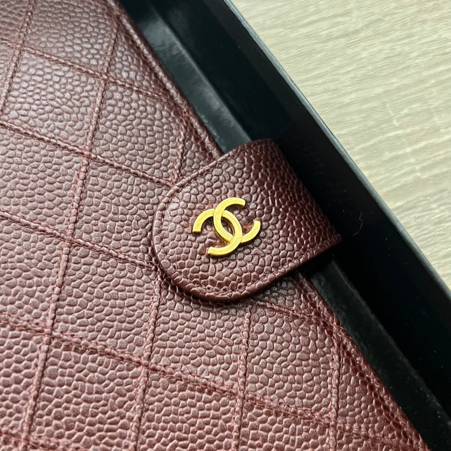 Chanel Matrasse Quilted Burgundy MM Agenda Planner Notebook Cover - Pre-owned

Dimensions: 19cm x 12.5cm&nbsp;(MM A6 Size)

Brand:&nbsp;Chanel

Color:&nbsp;Burgundy&nbsp;

Material: Caviar Leather



Comes with chanel box&nbsp;
authenticity sticker is intact