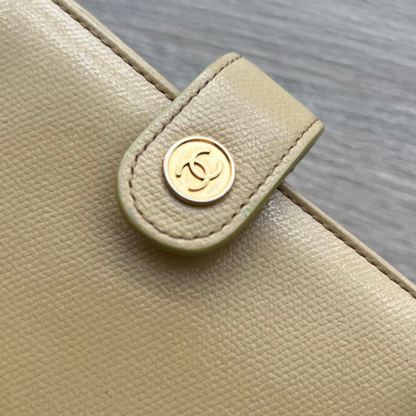 Chanel Classic Gold Medal Beige PM Agenda&nbsp;Cover Planner Notebook Cover - Pre-owned

Dimensions:&nbsp;19cm x 12.5cm / 5" x 7.25"&nbsp;(MM A6 Size)

Brand:&nbsp;Chanel

Color:&nbsp;Beige

Material: Cow Leather

Gold hardware, beige color fabric interior
Classic Chanel smooth exterior
Gold logo medal clasp detail
Six-ring binder



For inquiries, please contact us through email or Instagram DM.

Paper inserts are not included with the agenda and are for display only.
This product is a used item. Item will