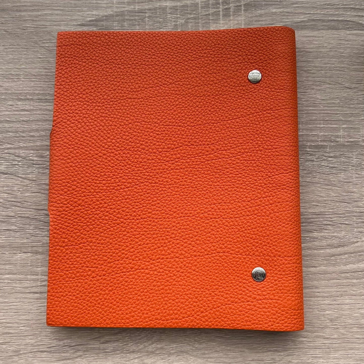 Hermes Ulysse MM Agenda Planner Notebook Cover with notebook refill - Pre-owned
Dimensions: about 17cm x 22cm (GM Size)
Brand: Hermes
Color: Orange
Material: calfskin