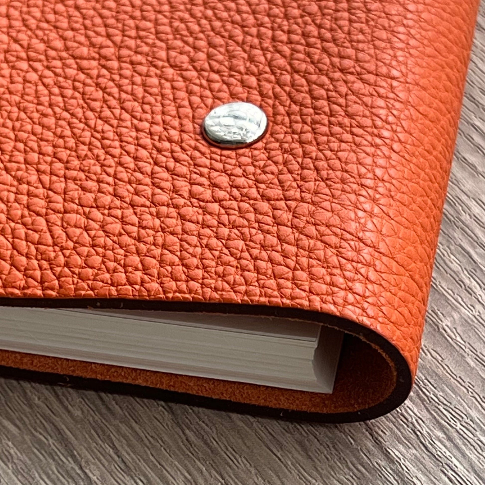 Hermes Ulysse MM Agenda Planner Notebook Cover with notebook refill - Pre-owned
Dimensions: about 17cm x 22cm (GM Size)
Brand: Hermes
Color: Orange
Material: calfskin