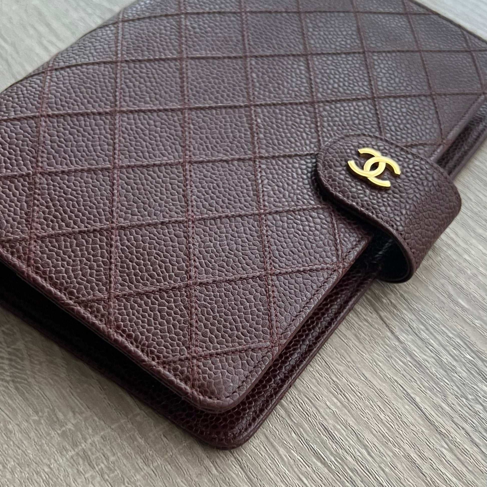 Chanel Matrasse Quilted Burgundy MM Agenda Planner Notebook Cover - Pre-owned

Dimensions: 19cm x 12.5cm&nbsp;(MM A6 Size)

Brand:&nbsp;Chanel

Color:&nbsp;Burgundy&nbsp;

Material: Caviar Leather



Comes with chanel box&nbsp;
authenticity sticker is intact