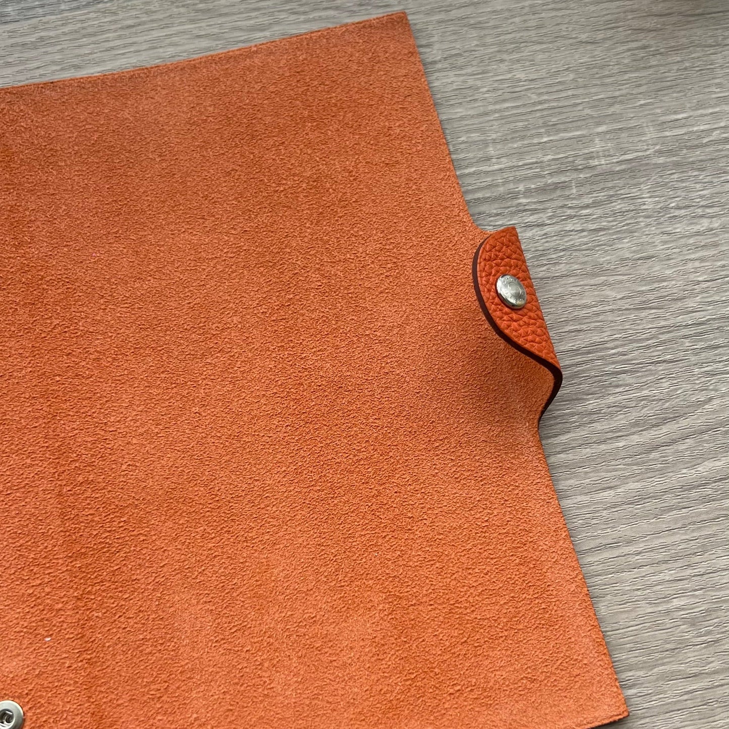 Hermes Ulysse MM Agenda Planner Notebook Cover with notebook refill - Pre-owned
Dimensions: about 17cm x 22cm (GM Size)
Brand: Hermes
Color: Orange
Material: calfskin