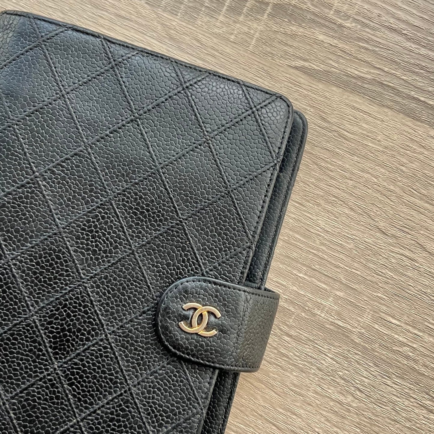 Black Chanel Quilted Matrasse MM  Diary Agenda Cover Planner Notebook Cover - Pre-owned

Dimensions: 19cm x 12.5cm / 5" x 7.25" (MM A6 Size)

Brand: Chanel

Color: Black

Material: Quilted Caviar Leather with black fabric interior