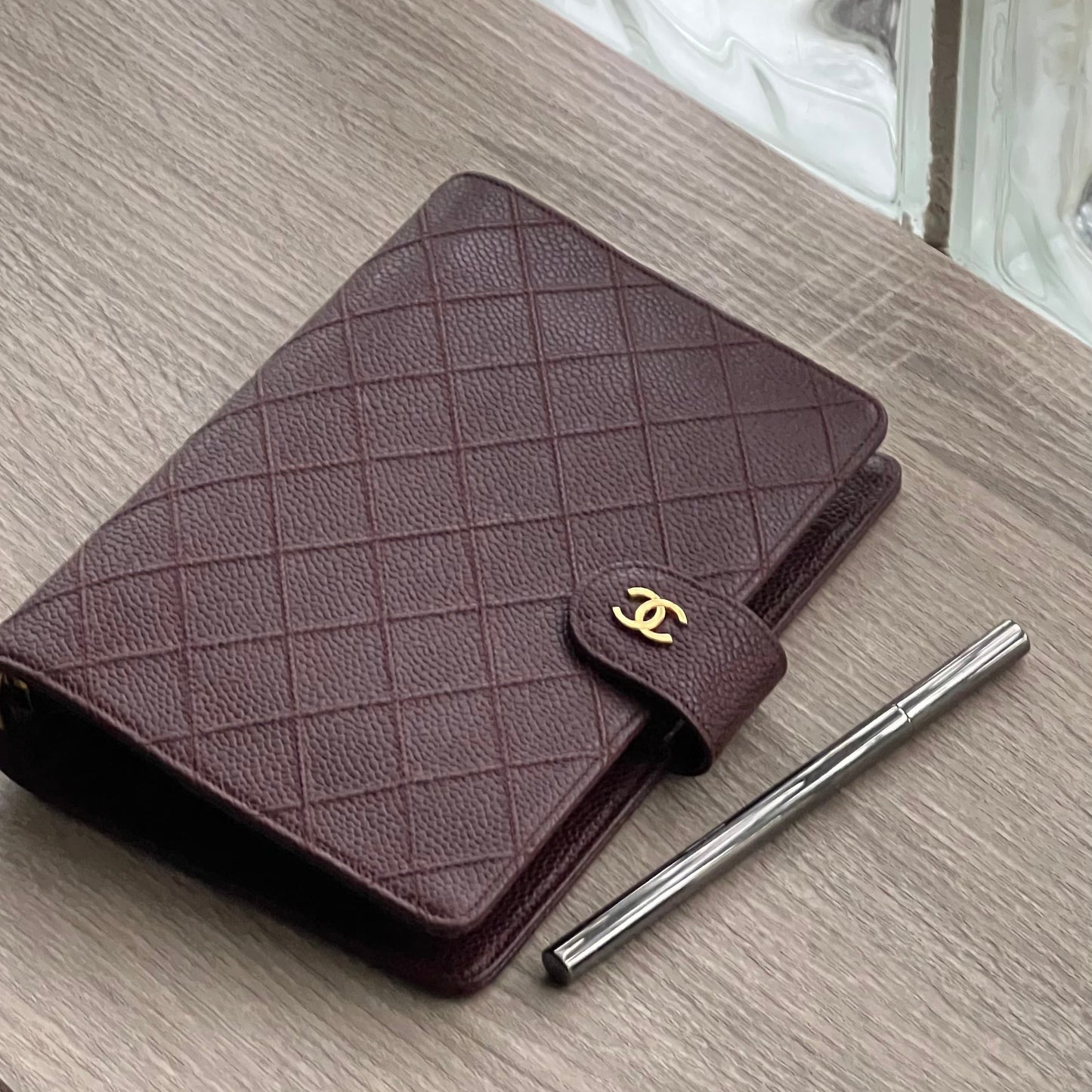 Chanel Matrasse Quilted Burgundy MM Agenda Planner Notebook Cover - Pre-owned

Dimensions: 19cm x 12.5cm&nbsp;(MM A6 Size)

Brand:&nbsp;Chanel

Color:&nbsp;Burgundy&nbsp;

Material: Caviar Leather



Comes with chanel box&nbsp;
authenticity sticker is intact