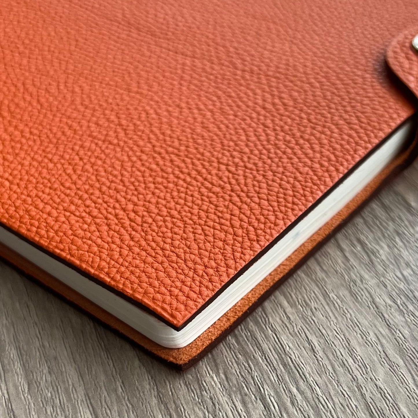 Hermes Ulysse MM Agenda Planner Notebook Cover with notebook refill - Pre-owned
Dimensions: about 17cm x 22cm (GM Size)
Brand: Hermes
Color: Orange
Material: calfskin