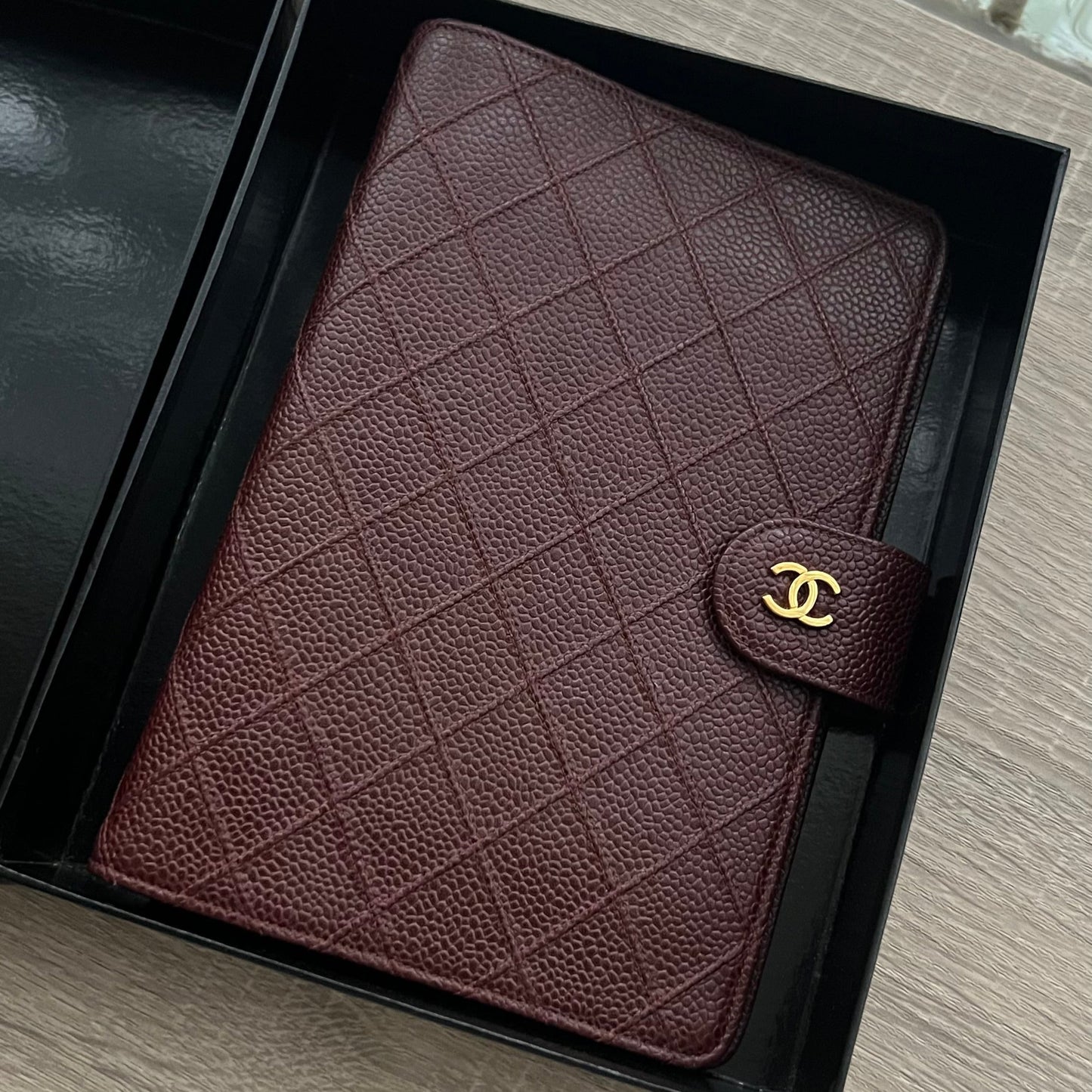 Chanel Matrasse Quilted Burgundy MM Agenda Planner Notebook Cover - Pre-owned

Dimensions: 19cm x 12.5cm&nbsp;(MM A6 Size)

Brand:&nbsp;Chanel

Color:&nbsp;Burgundy&nbsp;

Material: Caviar Leather



Comes with chanel box&nbsp;
authenticity sticker is intact