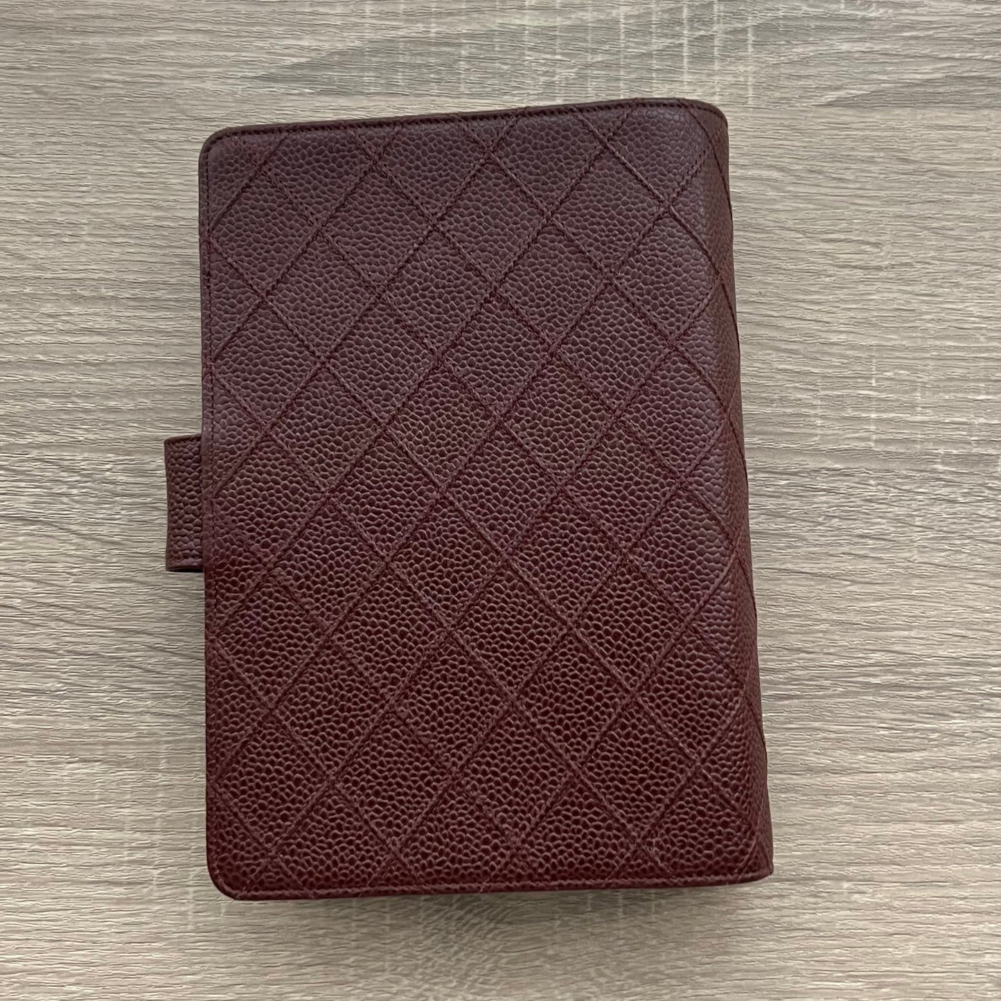 Chanel Matrasse Quilted Burgundy MM Agenda Planner Notebook Cover - Pre-owned

Dimensions: 19cm x 12.5cm&nbsp;(MM A6 Size)

Brand:&nbsp;Chanel

Color:&nbsp;Burgundy&nbsp;

Material: Caviar Leather



Comes with chanel box&nbsp;
authenticity sticker is intact