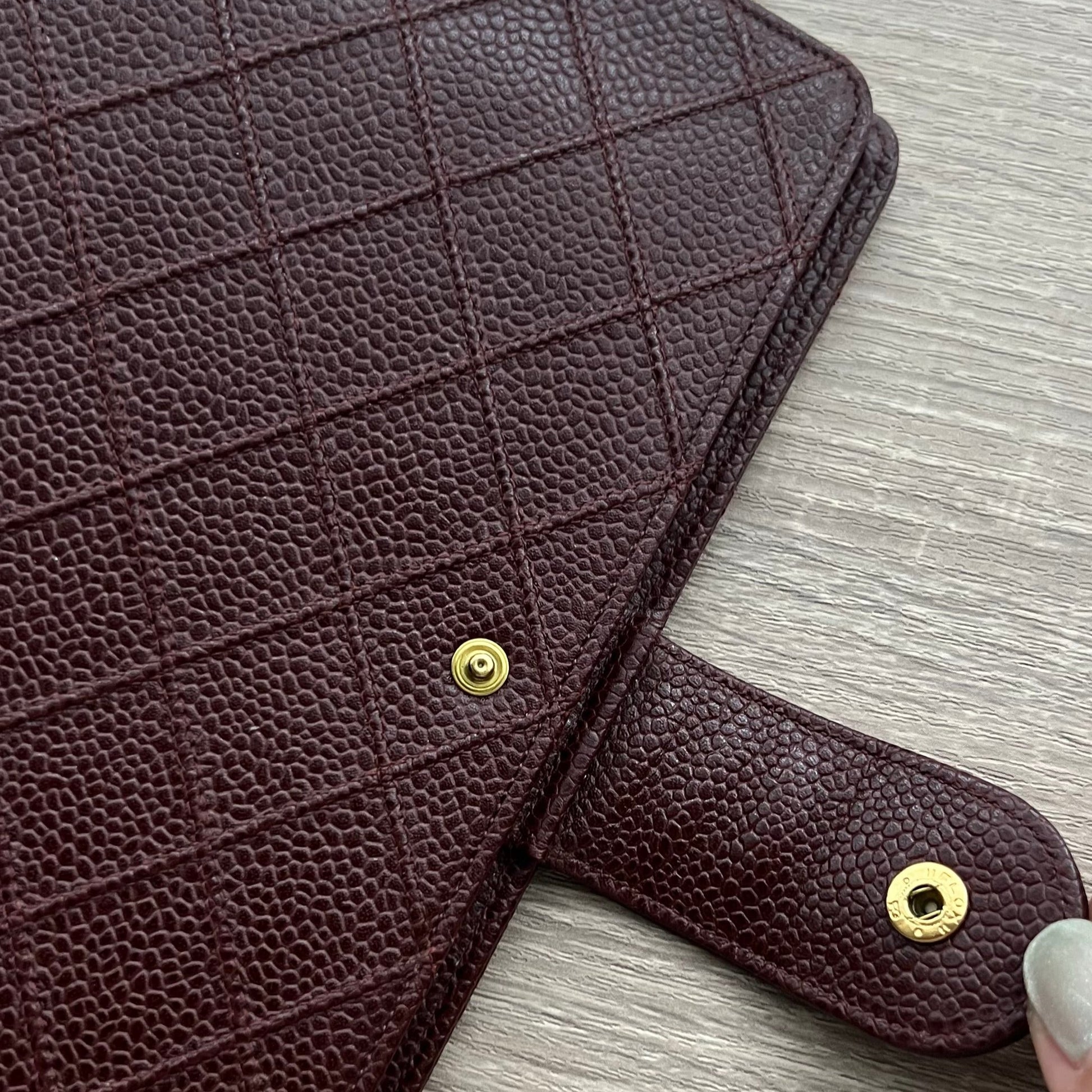 Chanel Matrasse Quilted Burgundy MM Agenda Planner Notebook Cover - Pre-owned

Dimensions: 19cm x 12.5cm&nbsp;(MM A6 Size)

Brand:&nbsp;Chanel

Color:&nbsp;Burgundy&nbsp;

Material: Caviar Leather



Comes with chanel box&nbsp;
authenticity sticker is intact