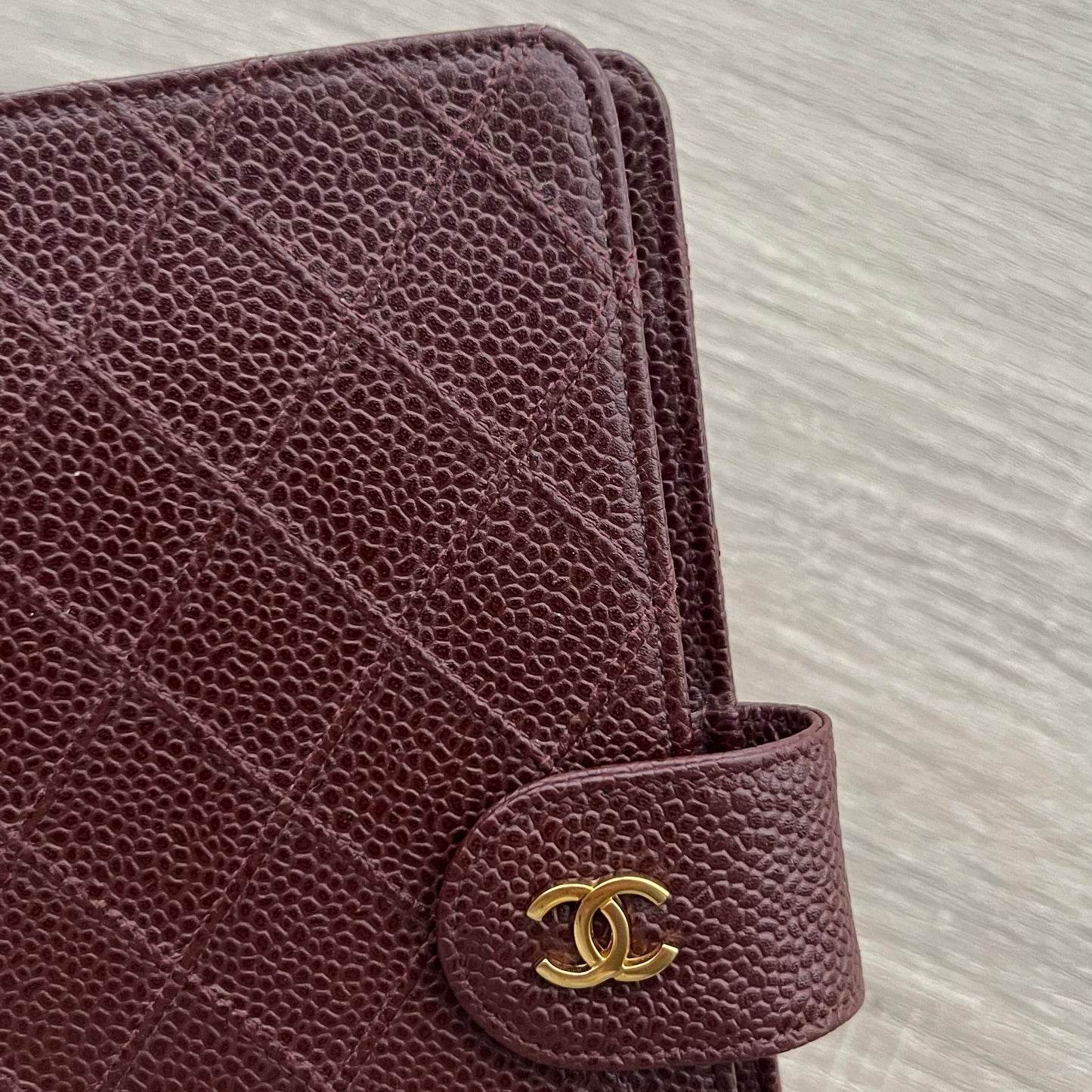 Chanel Matrasse Quilted Burgundy MM Agenda Planner Notebook Cover - Pre-owned

Dimensions: 19cm x 12.5cm&nbsp;(MM A6 Size)

Brand:&nbsp;Chanel

Color:&nbsp;Burgundy&nbsp;

Material: Caviar Leather



Comes with chanel box&nbsp;
authenticity sticker is intact