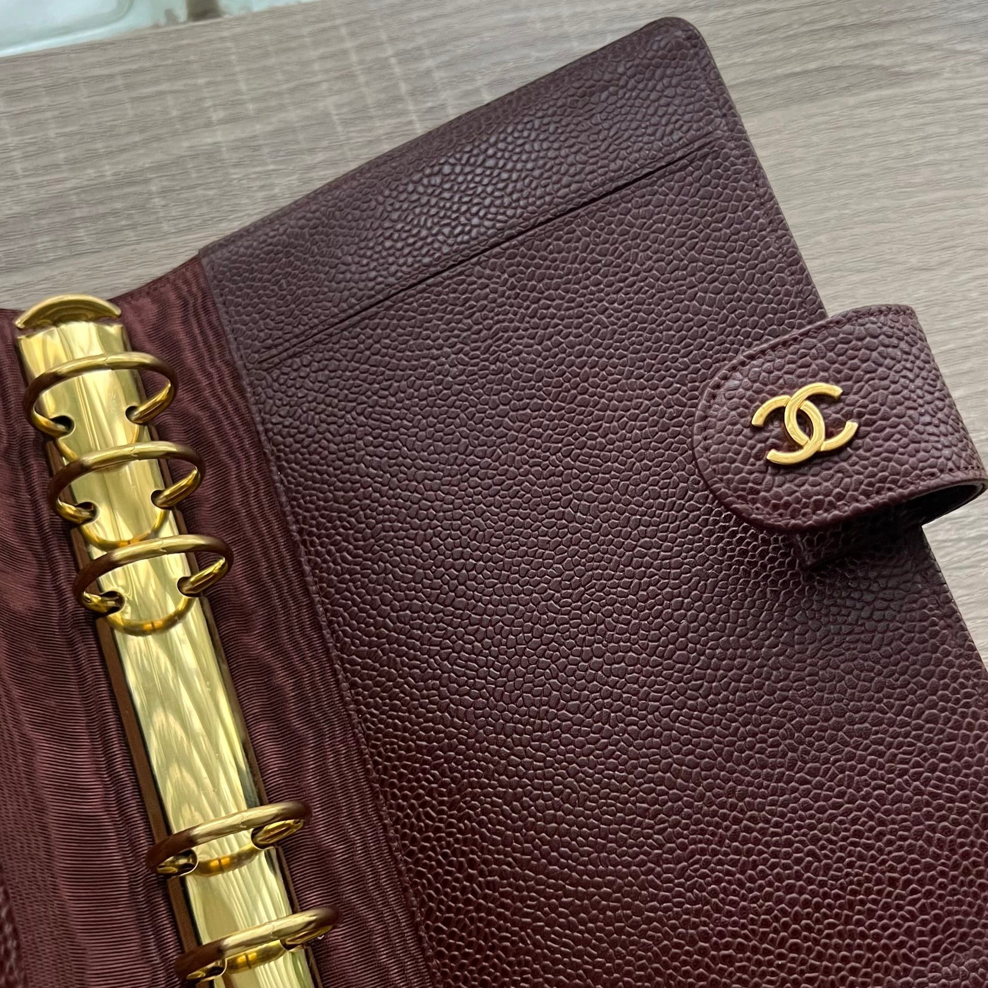 Chanel Matrasse Quilted Burgundy MM Agenda Planner Notebook Cover - Pre-owned

Dimensions: 19cm x 12.5cm&nbsp;(MM A6 Size)

Brand:&nbsp;Chanel

Color:&nbsp;Burgundy&nbsp;

Material: Caviar Leather



Comes with chanel box&nbsp;
authenticity sticker is intact